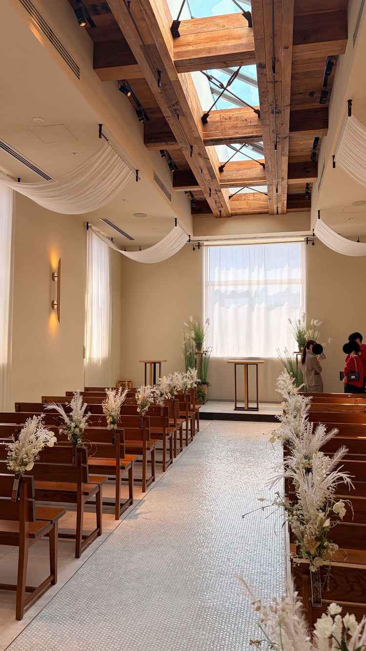 天井から自然光が入ってくる、木目調のチャペル