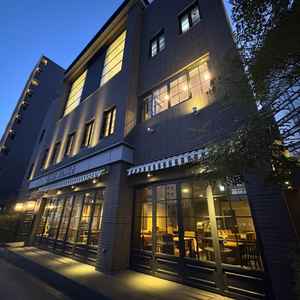 建物外観は黒を基調としていて、ガラスが多く使われていて、中は開放的な空間でした。