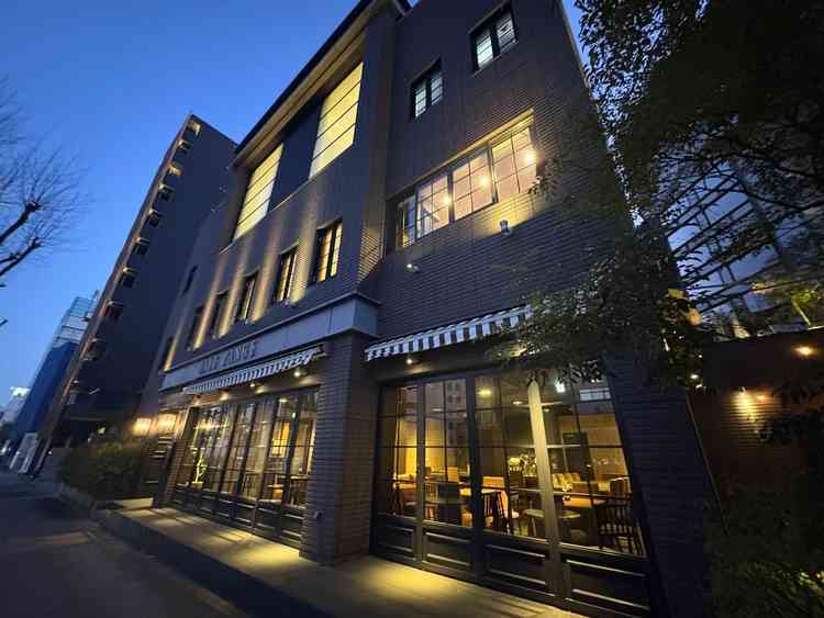 建物外観は黒を基調としていて、ガラスが多く使われていて、中は開放的な空間でした。