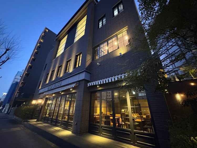 建物外観は黒を基調としていて、ガラスが多く使われていて、中は開放的な空間でした。