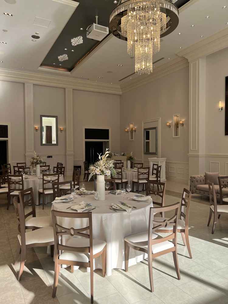 白色を基調とした綺麗な披露宴会場（ジャルダンヴェール）