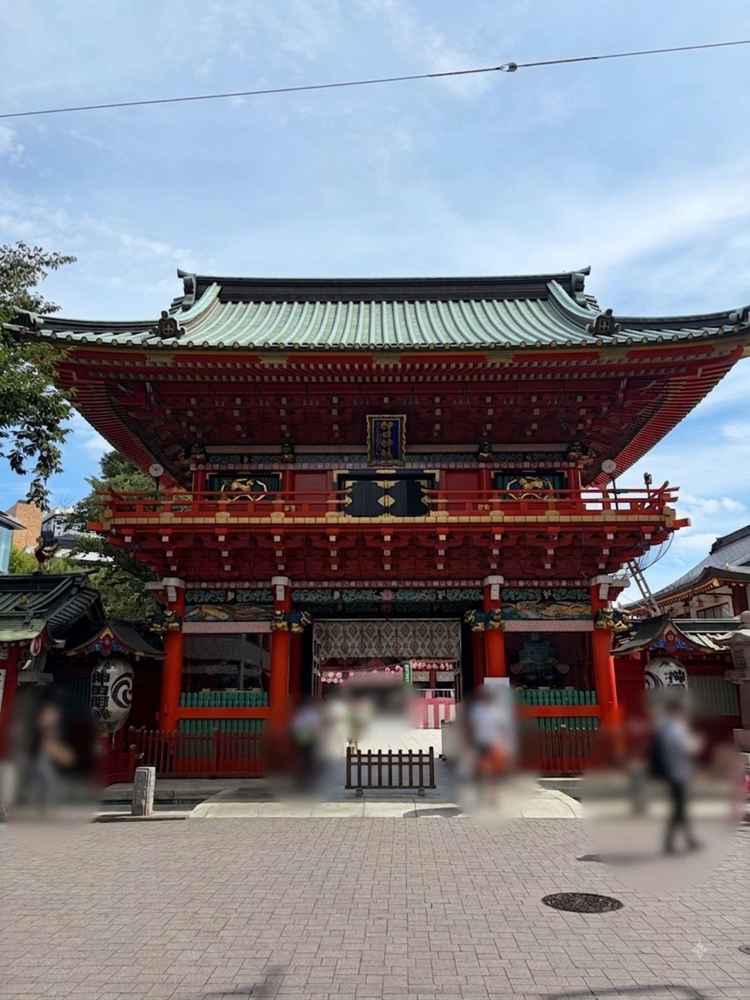 神田明神の入り口にある隨神門。朱色が鮮やかでとても迫力がありました！