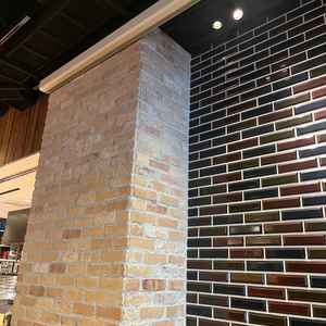 オープンキッチン横の壁とプロジェクター。映像を投影する場合はこちらを使う