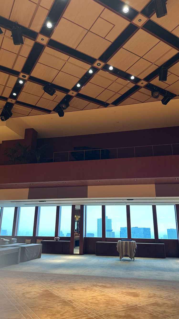 披露宴会場の上にはジャズなどを演奏していただけるスペースがあり、ピアノが置いてありました。