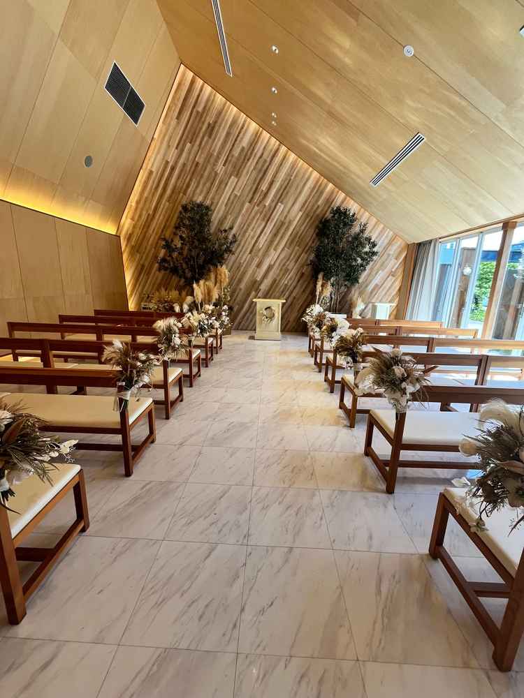 木目調のチャペル。60人くらいまで