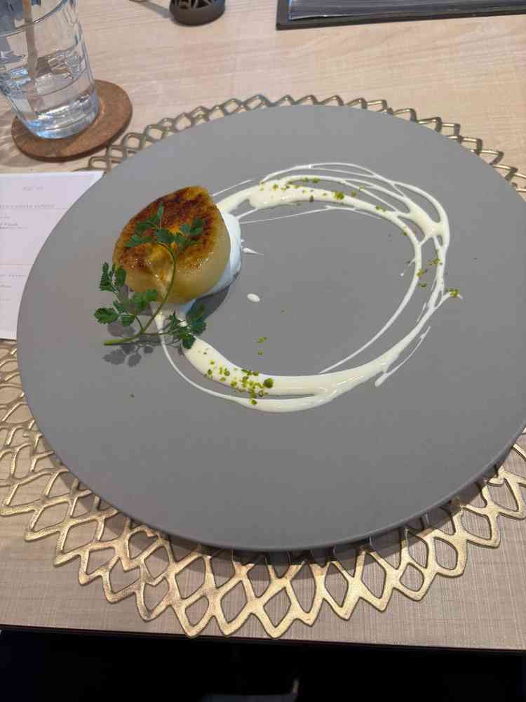 ラフランスのブリュレ。梨が丸ごと乗っており珍しいと感じました。