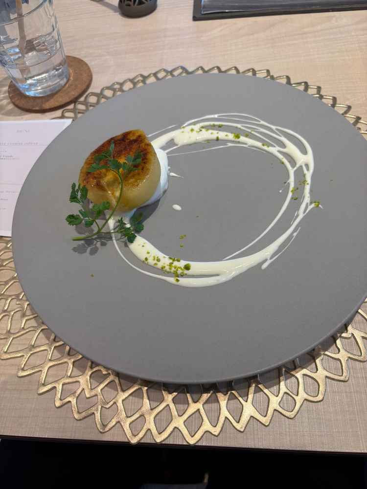 ラフランスのブリュレ。梨が丸ごと乗っており珍しいと感じました。