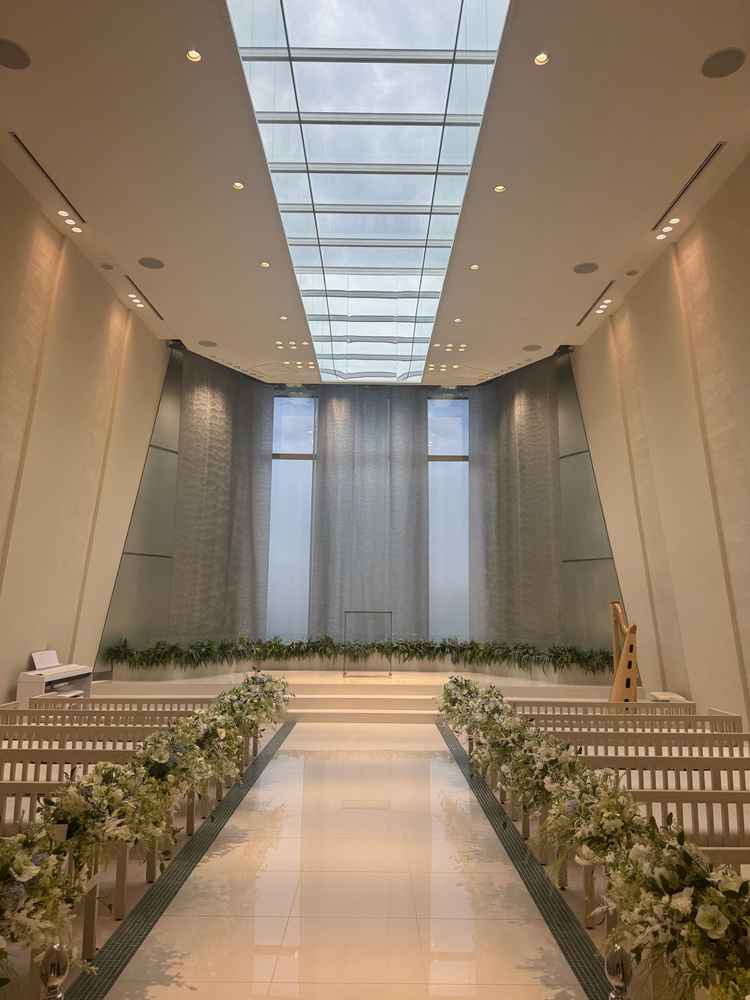 水の流れているチャペルは曇りでも明るく感じた