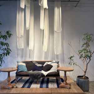 こちらのソファや垂れている布などは標準で使うことができるようです