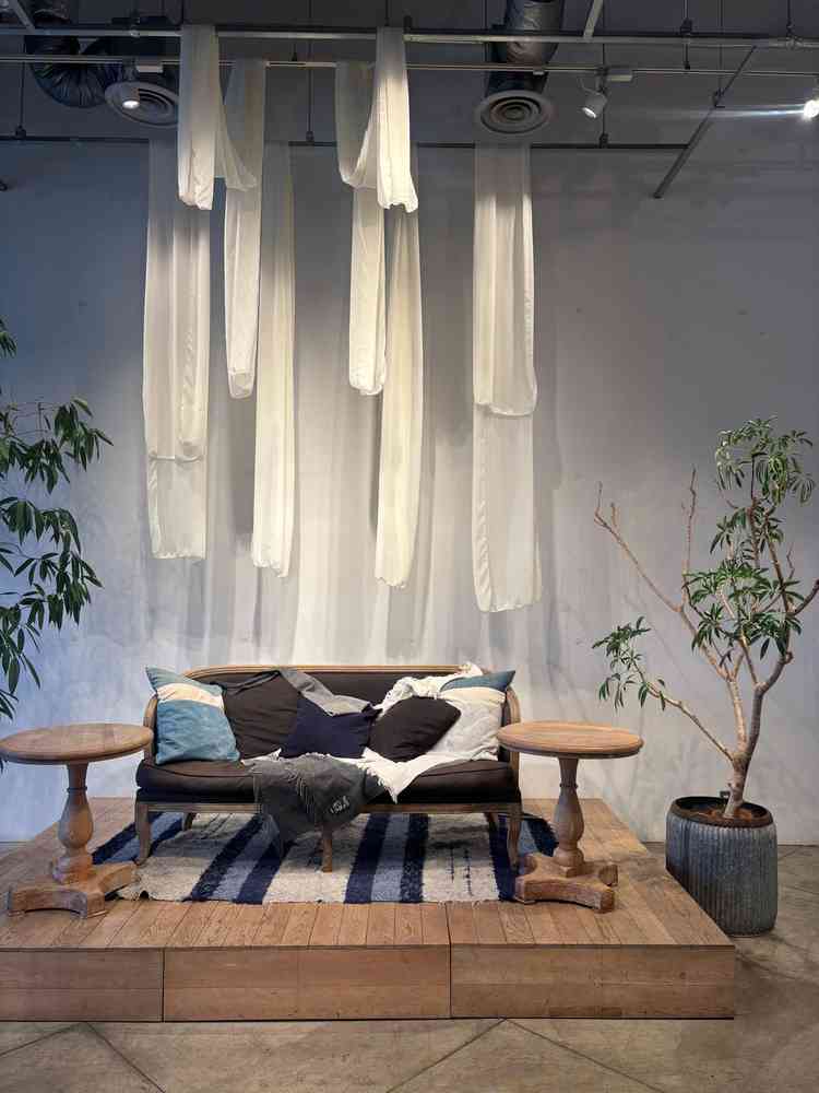 こちらのソファや垂れている布などは標準で使うことができるようです