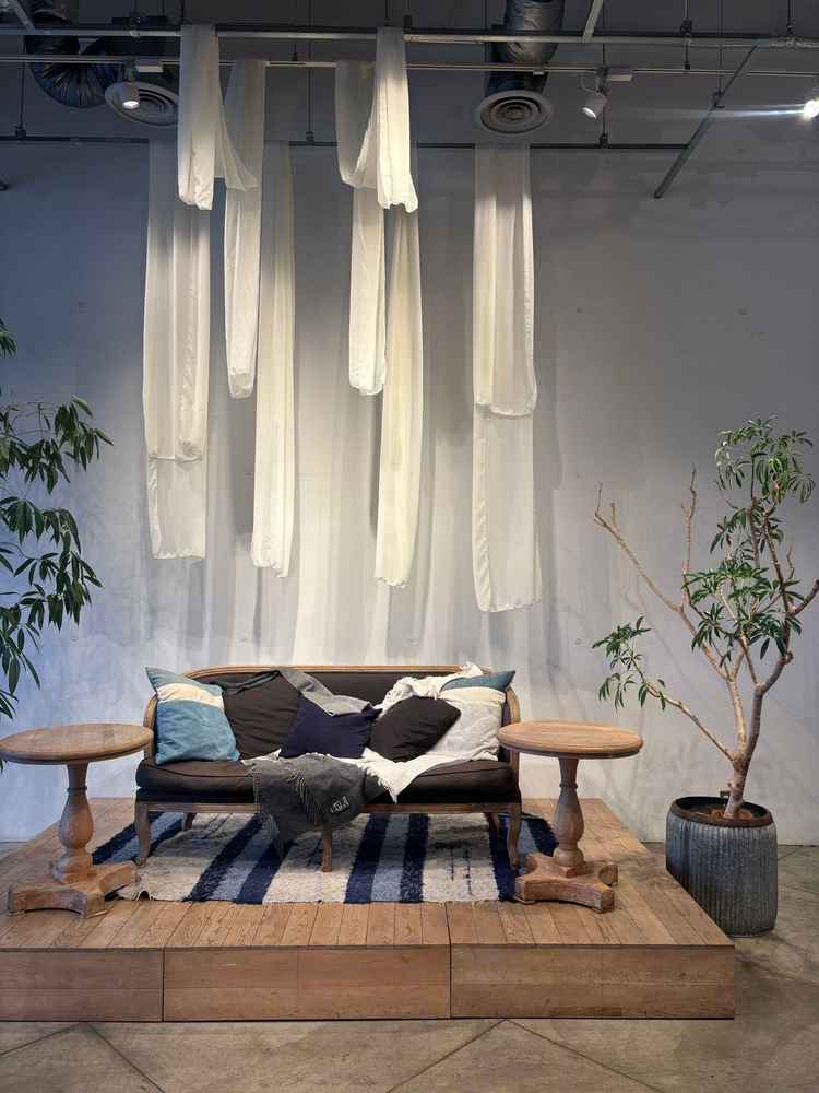 こちらのソファや垂れている布などは標準で使うことができるようです