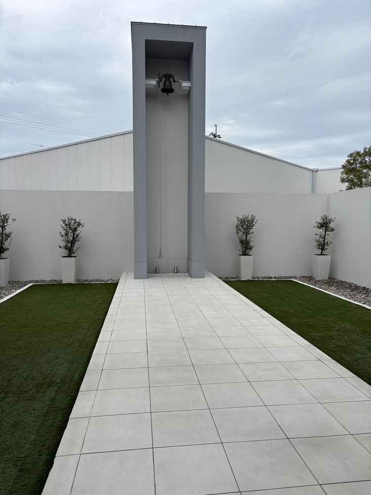 大きいベルが印象的なガーデンエリアの写真。