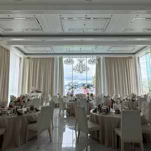 裏BEKOBEやメリケンパークが遠めに見える景色の良い披露宴会場。写真は60人規模。