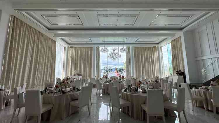 裏BEKOBEやメリケンパークが遠めに見える景色の良い披露宴会場。写真は60人規模。