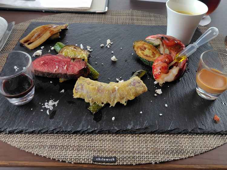 式当日に選べるお料理を試食しました。穴子のバルサミコ酢かけは特に美味しく、レベル高いと思いました。