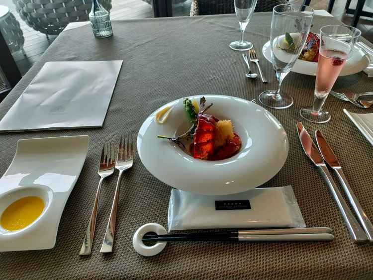 オマール海老やお肉、デザート、食後のコーヒーを頂いた。どれもとても美味しく大満足だった。