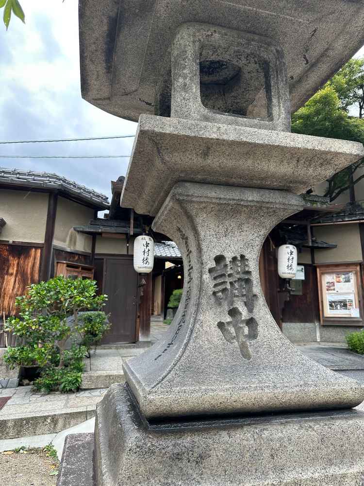八坂神社の境内、隣に茶屋あり