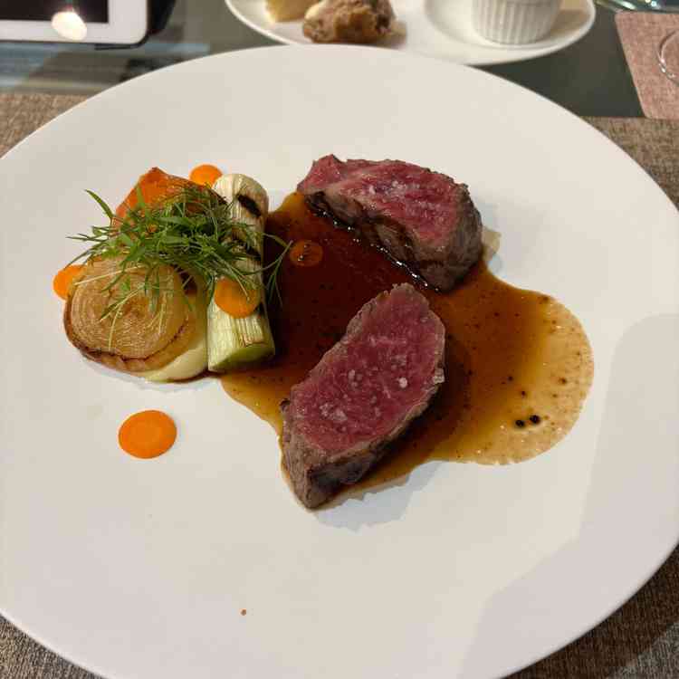 とっても美味しい試食でした。メインのお肉は2種類の食べ比べでかなり満足感がありました。