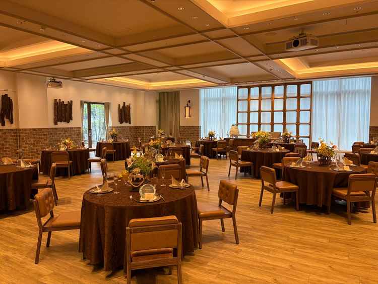 1番大きい披露宴会場。イスの背もたれが低いのが個人的に少し気になった。