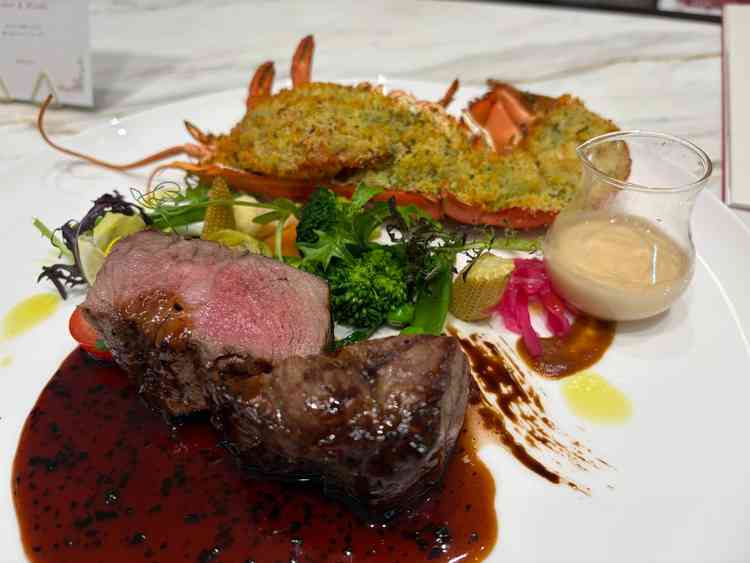 試食のお料理はとても美味しく、満足できるクオリティでした。ゲストのペースに合わせて調理してくれます。