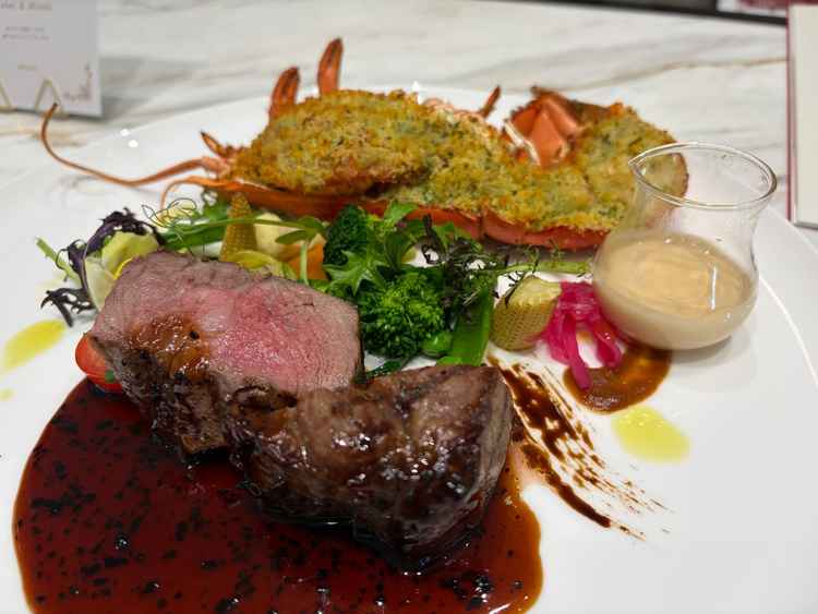 試食のお料理はとても美味しく、満足できるクオリティでした。ゲストのペースに合わせて調理してくれます。