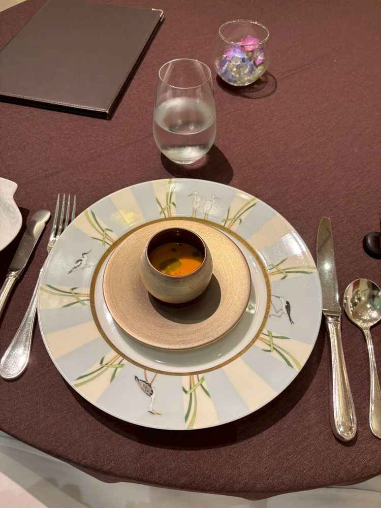 新しくリニューアルされたメニューの一つの、カニの茶碗蒸しです。とても濃厚で美味しかったです。
