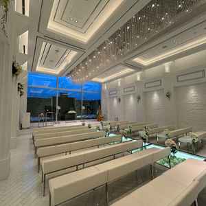 チャペルの向こうに滝があった