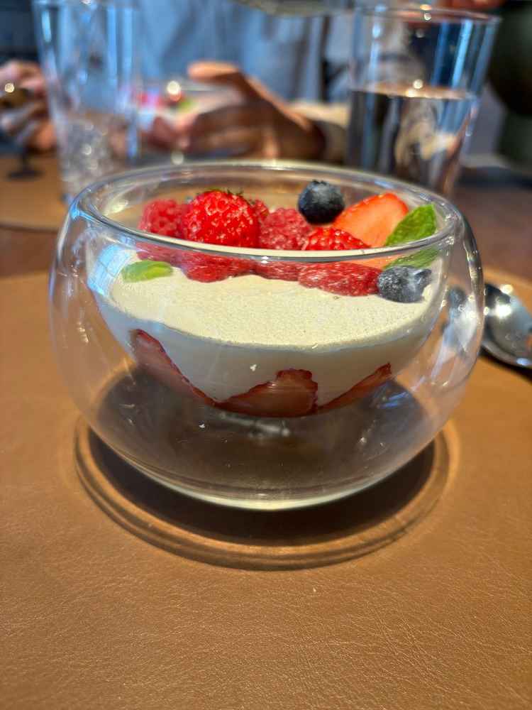 試食でいただいたデザートです。たくさんフルーツがのっていて、贅沢でした！