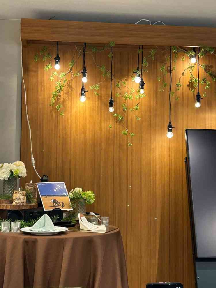 打ち合わせ部屋から式場までの間もしっかり雰囲気を作ってた。