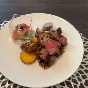 試食の写真。お肉が柔らかく、飾り付けも綺麗でした。