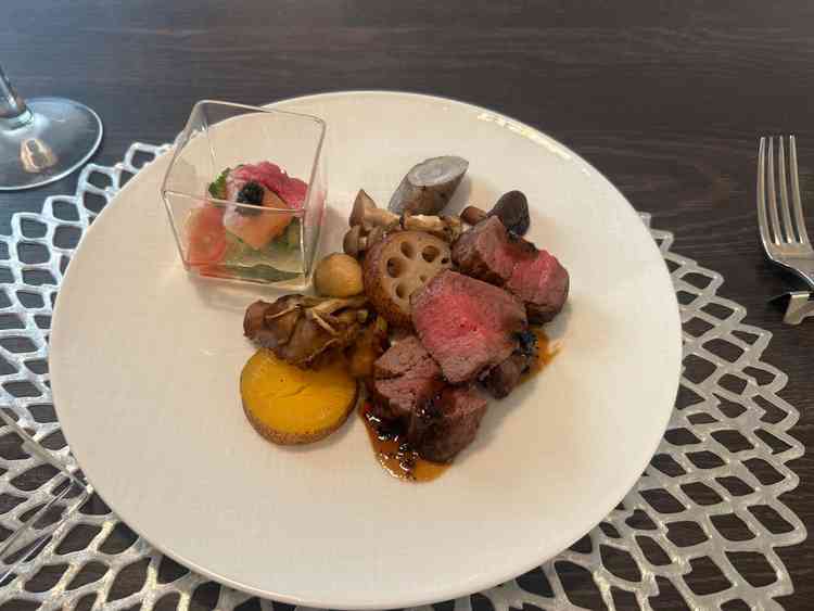 試食の写真。お肉が柔らかく、飾り付けも綺麗でした。