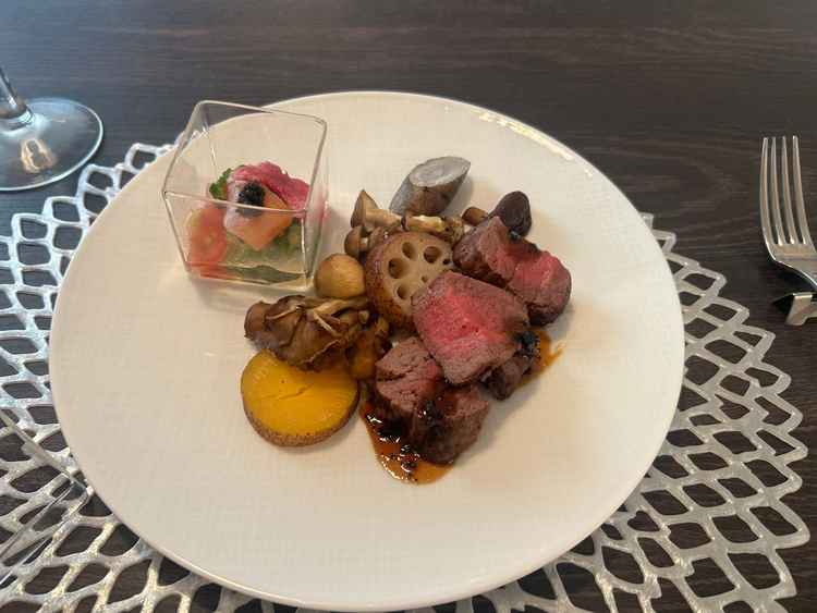 試食の写真。お肉が柔らかく、飾り付けも綺麗でした。