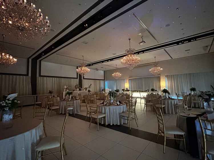 式場もホワイトちっくでかわいいけど椅子が長時間座ると思ったら背もたれが痛い