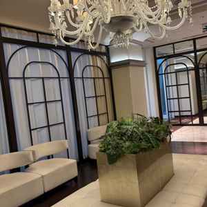 ラグジュアリーな雰囲気の待機場所