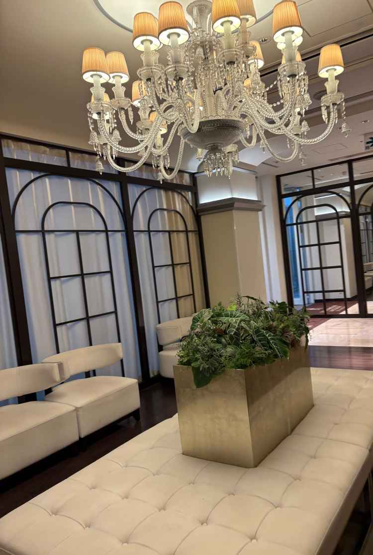 ラグジュアリーな雰囲気の待機場所