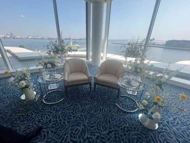 新郎新婦の席について説明頂き細かな疑問点も解消できた。可愛らしい花の装飾も見られてイメージが湧いた。