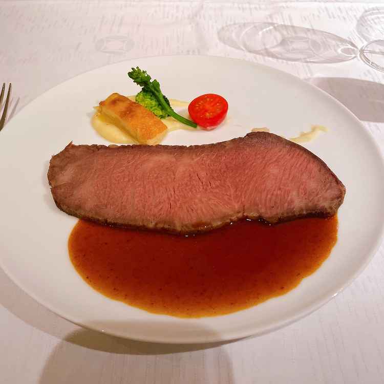 パンがめちゃくちゃ美味しかったです。お肉料理はローストビーフでした。あとデザートが3種類少しずつ。