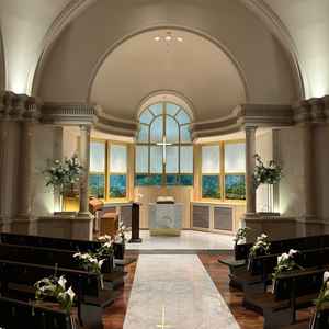 天井が高く開放感のあるチャペルです。光が差し込んでいて全体的にとても綺麗です。