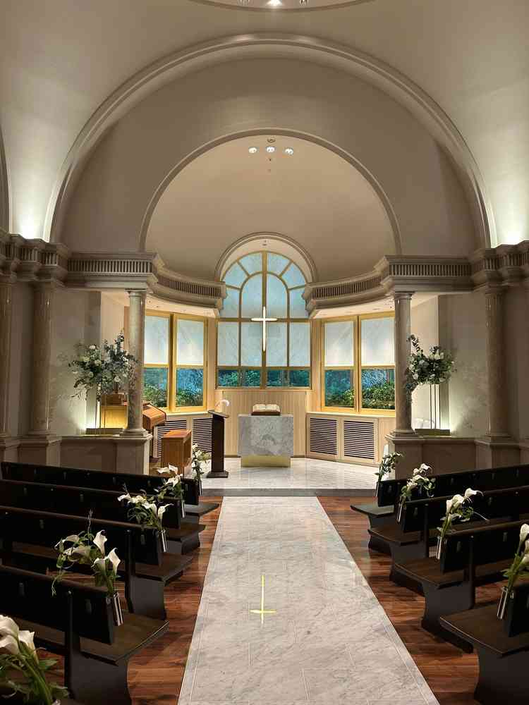 天井が高く開放感のあるチャペルです。光が差し込んでいて全体的にとても綺麗です。