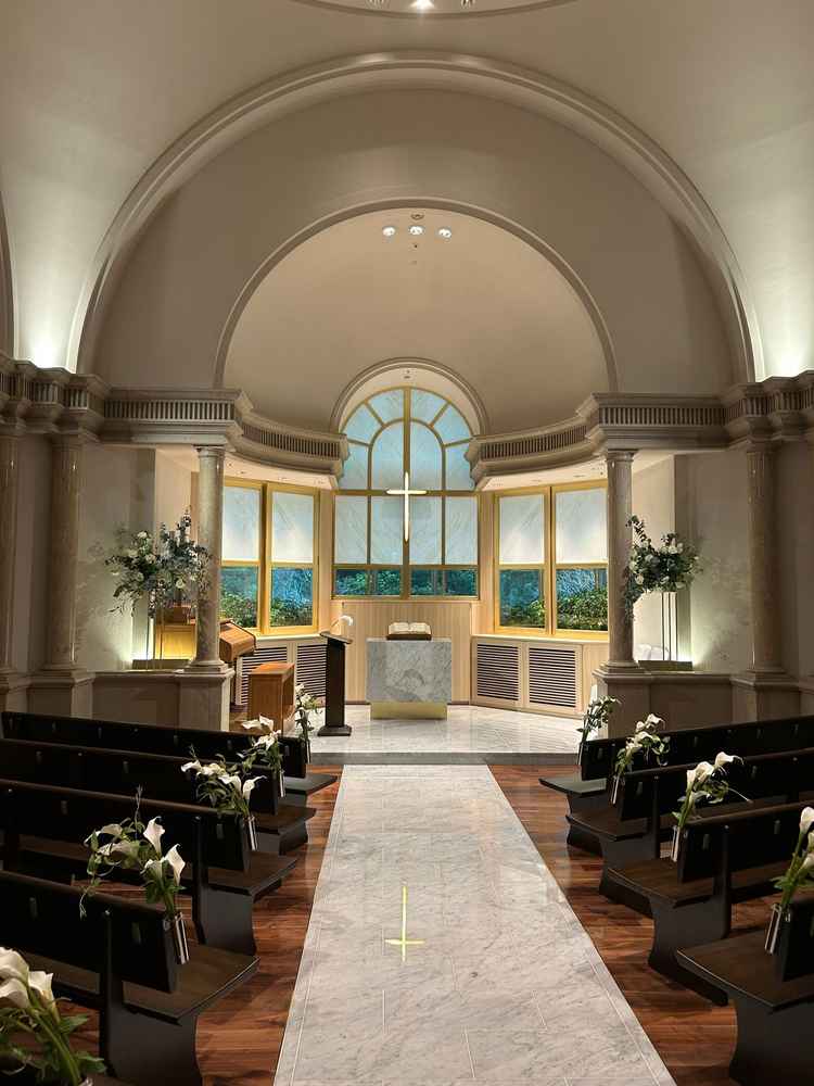 天井が高く開放感のあるチャペルです。光が差し込んでいて全体的にとても綺麗です。