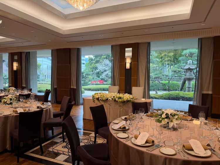 庭園が望める披露宴会場写真