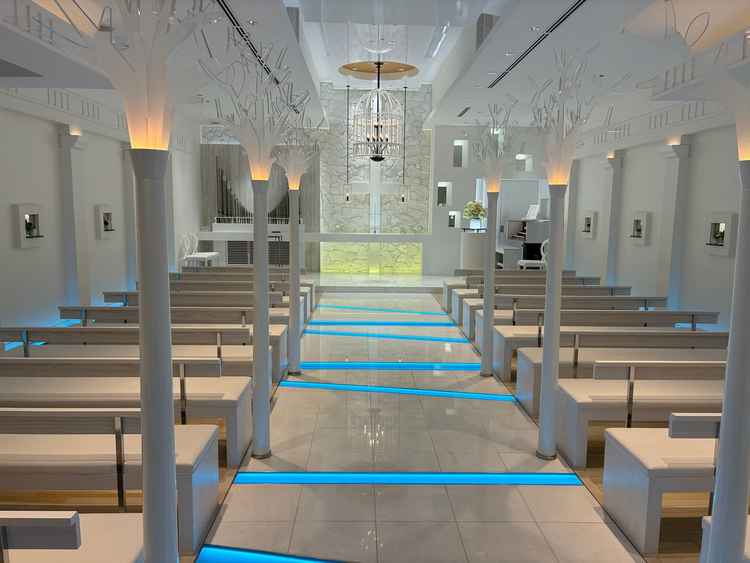 真っ白なチャペル、ブルーのライトは川を表しているそうで、ウェディングドレスの白が合うと説明があった。