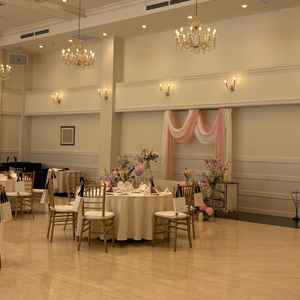 披露宴会場は白基調で、どんな雰囲気、色ともマッチしそうな感じでした。