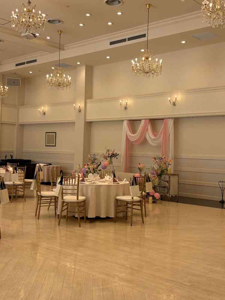 披露宴会場は白基調で、どんな雰囲気、色ともマッチしそうな感じでした。