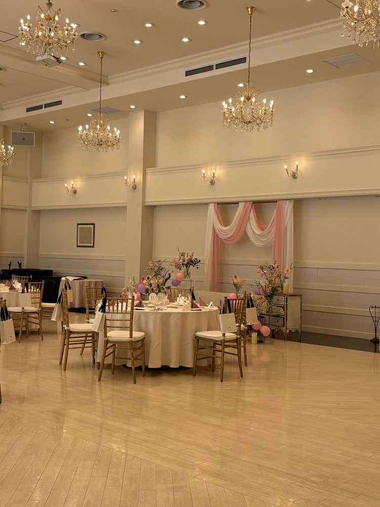 披露宴会場は白基調で、どんな雰囲気、色ともマッチしそうな感じでした。