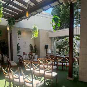 ヴェネツィア邸のガーデンテラスになります。可動式ルーフがあり雨天でも外でパーティーなど可能です。