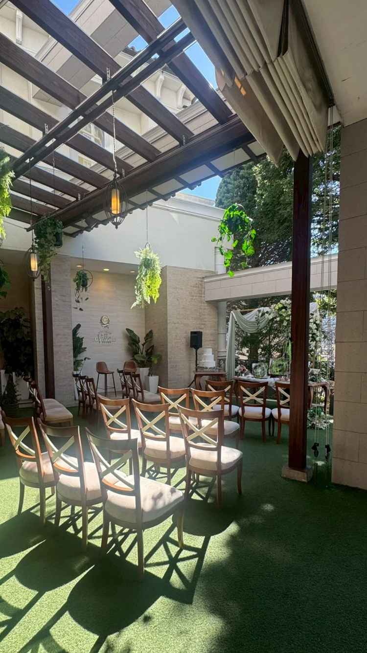 ヴェネツィア邸のガーデンテラスになります。可動式ルーフがあり雨天でも外でパーティーなど可能です。