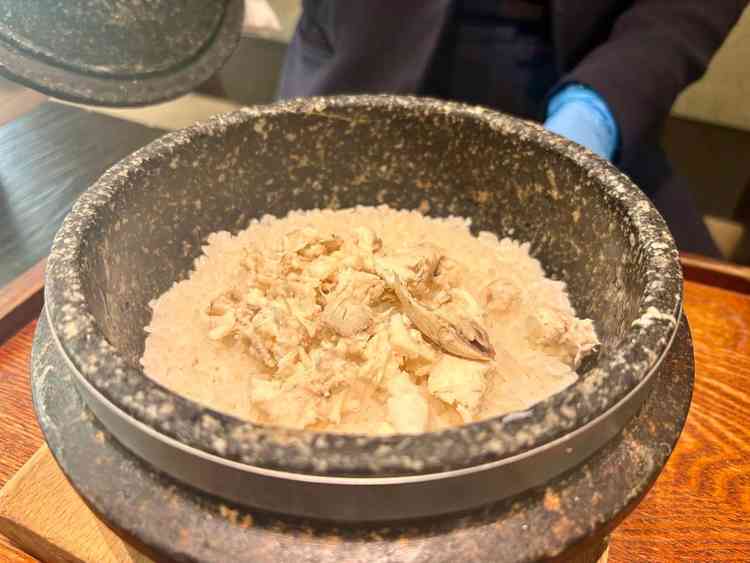 鯛の塩釜焼き割り演出ができるらしく、それを出汁茶漬けでいただきました。他の会場にない特別感でした。