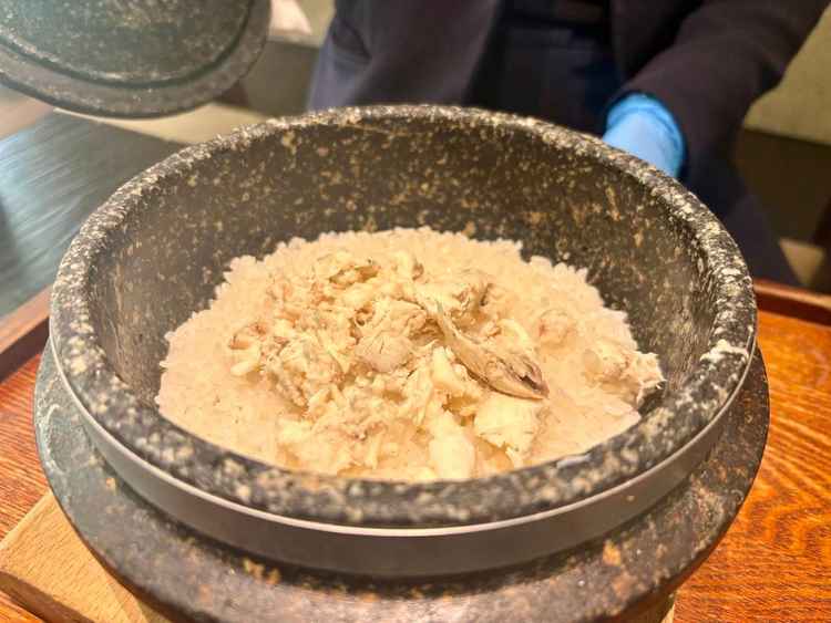 鯛の塩釜焼き割り演出ができるらしく、それを出汁茶漬けでいただきました。他の会場にない特別感でした。