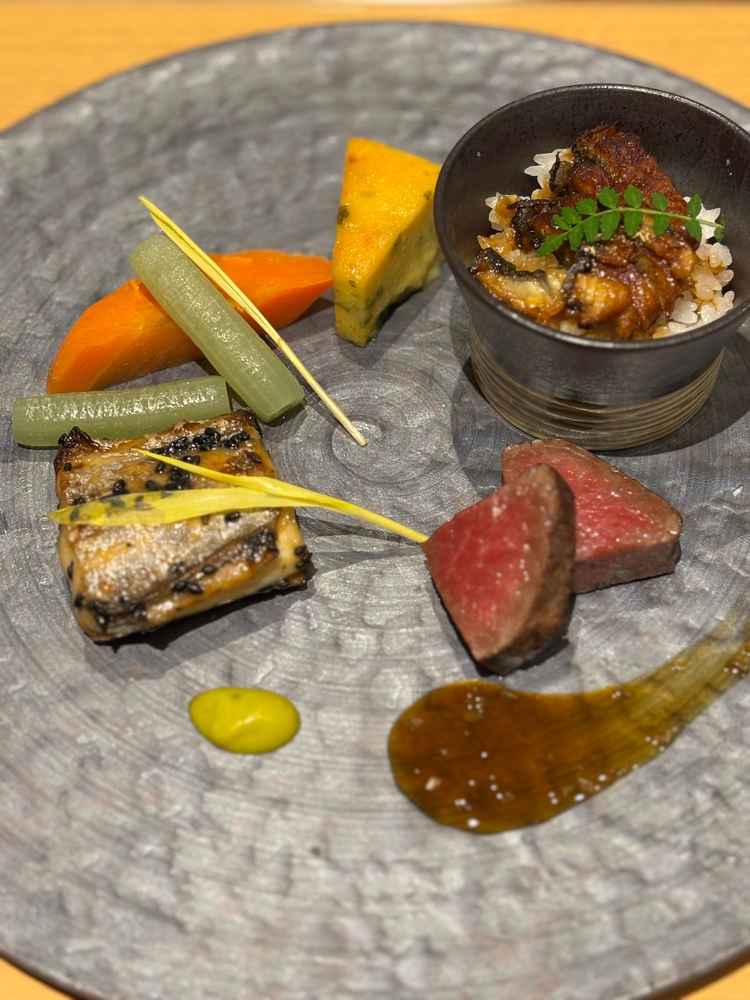 試食のメイン料理のお肉と太刀魚とひつまぶしでした。お肉はとても柔らかく、味がとても美味しかった。